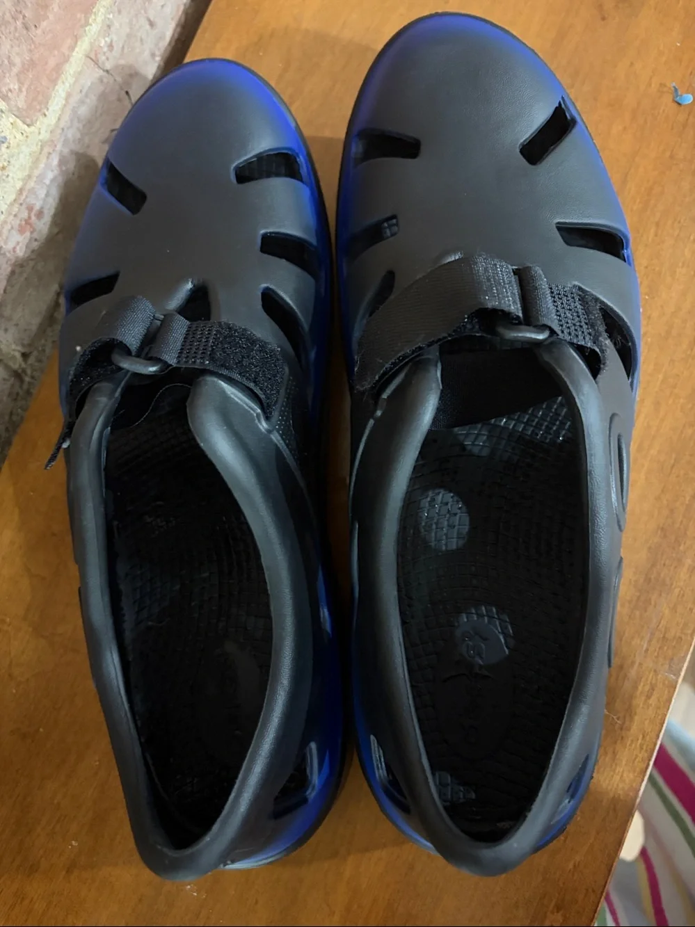 OOFOS OOcandoo Sandals in black/blue ombré size M11/W13 unisex hook & loop strap